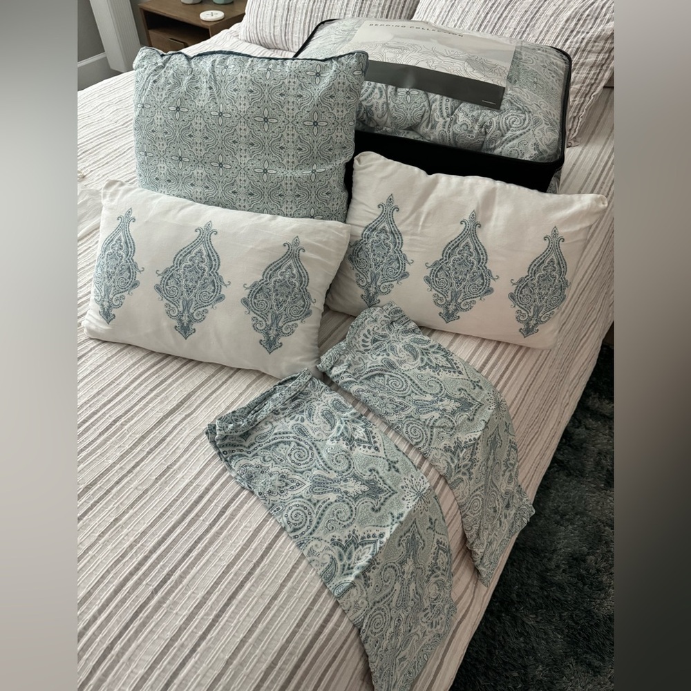 Elegant Tahari home blue Paisley Bedding Queen Set gently used 💕🏡🛏️